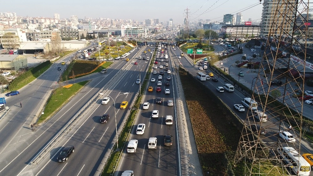 İstanbul Havalimanına ‘Büyük Göçte, Trafiğe Takılan Tırlar Havadan Görüntüledi