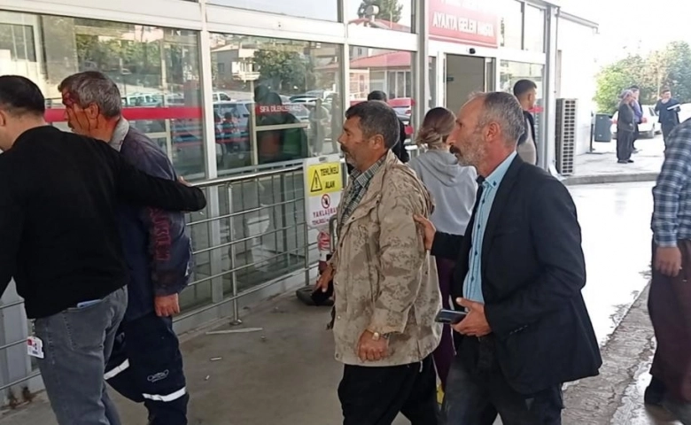 Adana’da çifte römorkun devrilmesi sonucu 34 işçi yaralandı