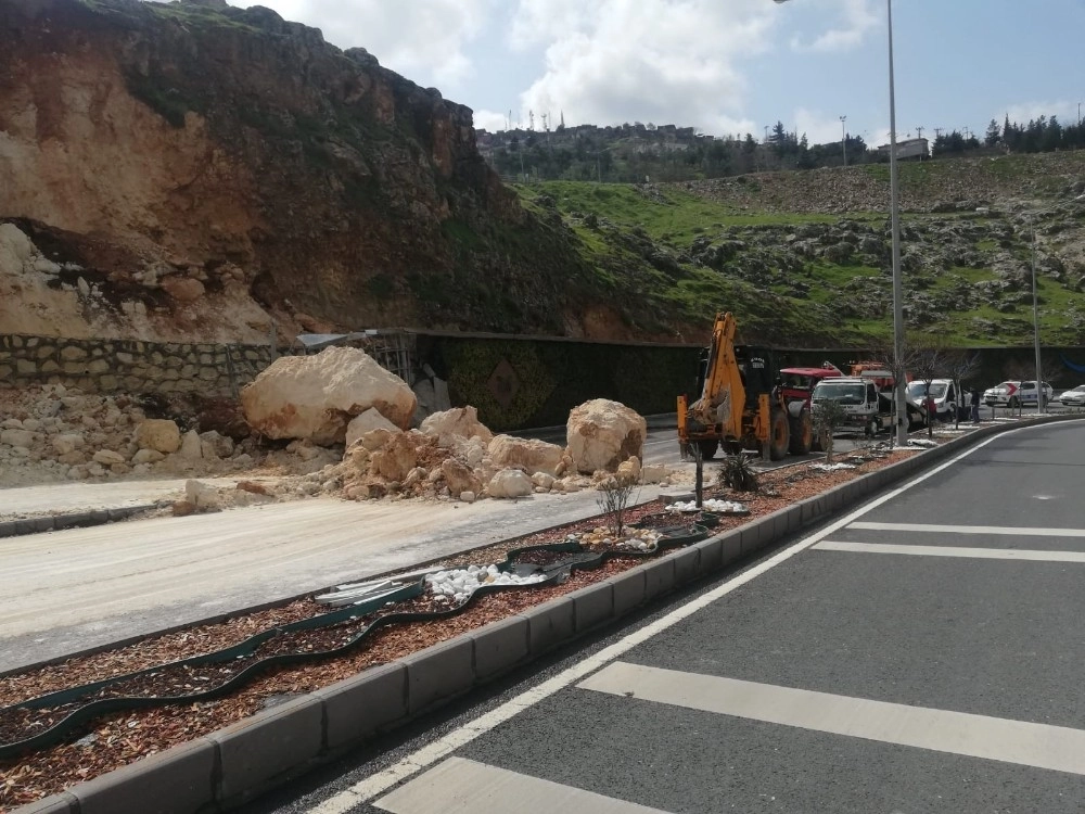 Mardinde Heyelan: Dev Kaya Parçaları Yola Düştü