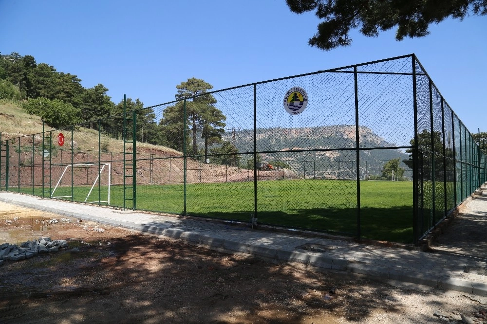 Erdemlide Her Mahalleye Futbol Sahası