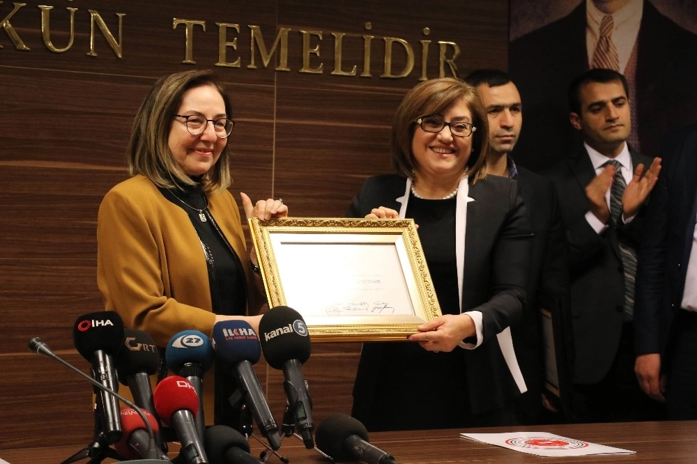 Fatma Şahin Mazbatasını Aldı