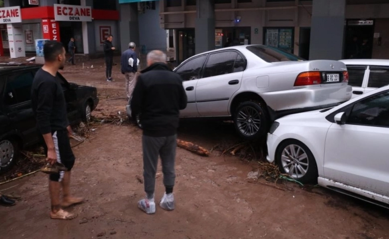 Atalya'nın Kumluca ilçesinde sel araçları üst üste çıkardı