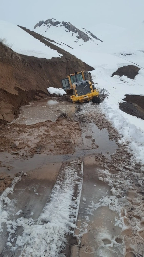 Yüksekovada Çöken Yolda Kepçe Mahsur Kaldı