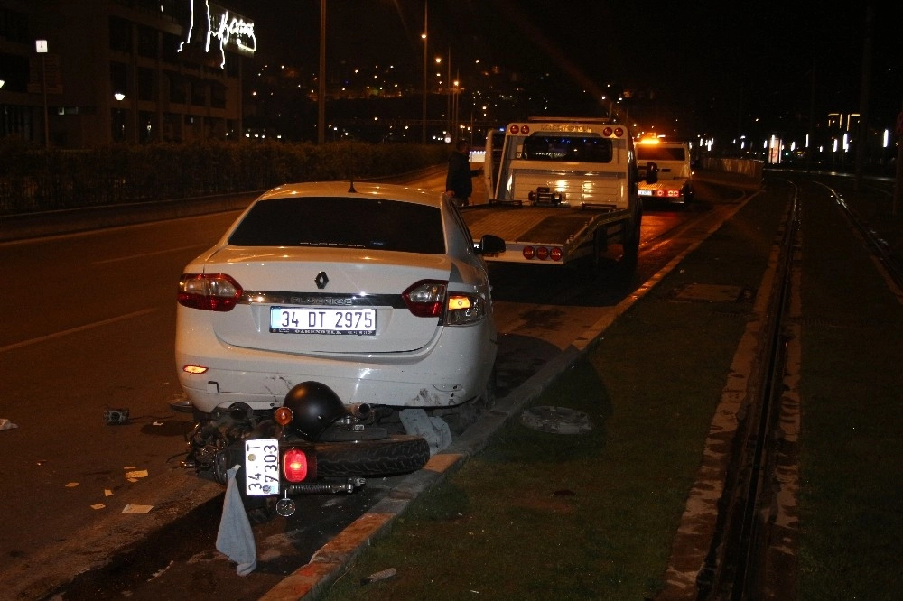 İzmirde Motosiklet İle Otomobil Çarpıştı: 1 Ağır Yaralı