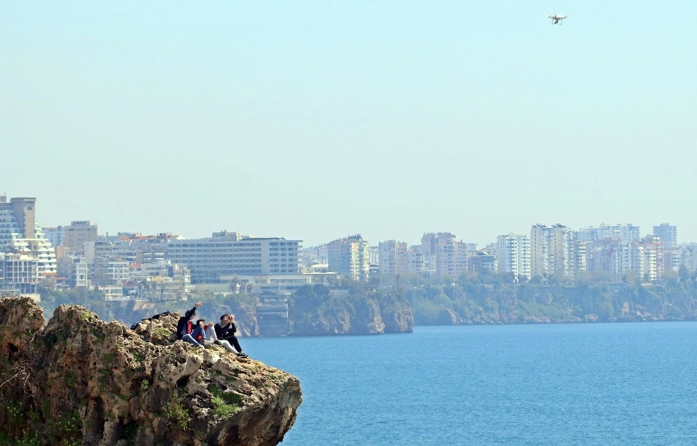 Gençlerin 30 Metrelik Uçurumda Drone İmtihanı