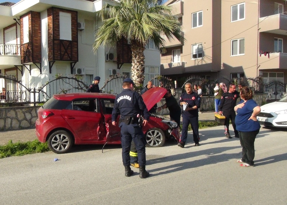 Manavgatta Trafik Kazası: 4Ü Yabancı Uyruklu 5 Yaralı