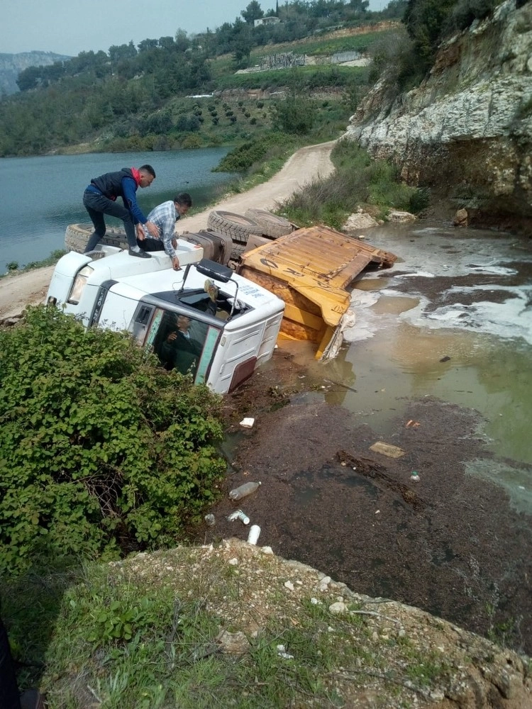 Mersinde Yol Çöktü, Kamyon Devrildi