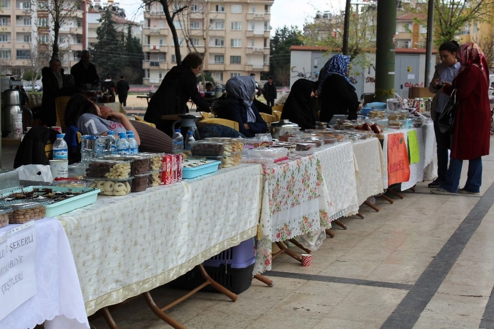 Kadınlar El Emeği İle Yaptıklarını Satıp Ev Ekonomisine Katkı Sağlıyor