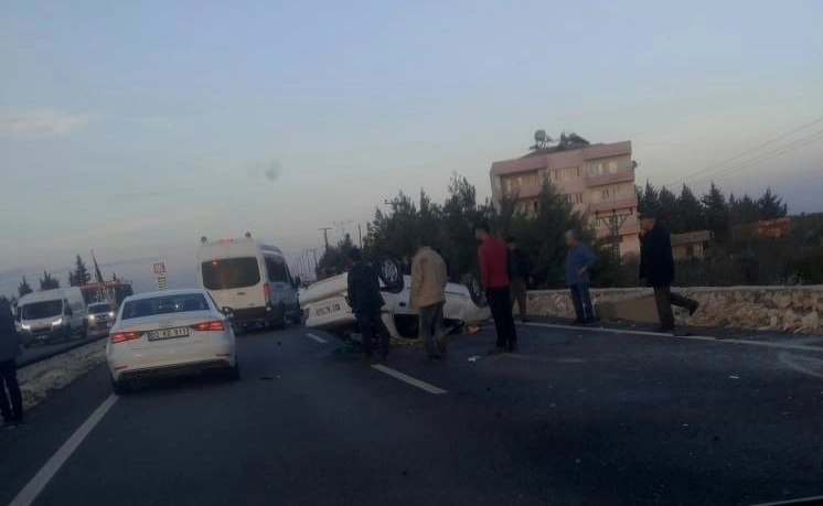 Adıyamanda Otomobil Takla Attı: 4 Yaralı