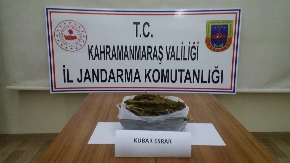 Jandarmayı Görünce Uyuşturucuyu Yola Saçtılar