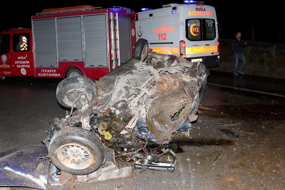 Hurdaya Dönen Otomobilden Yaralı Olarak Kurtuldular