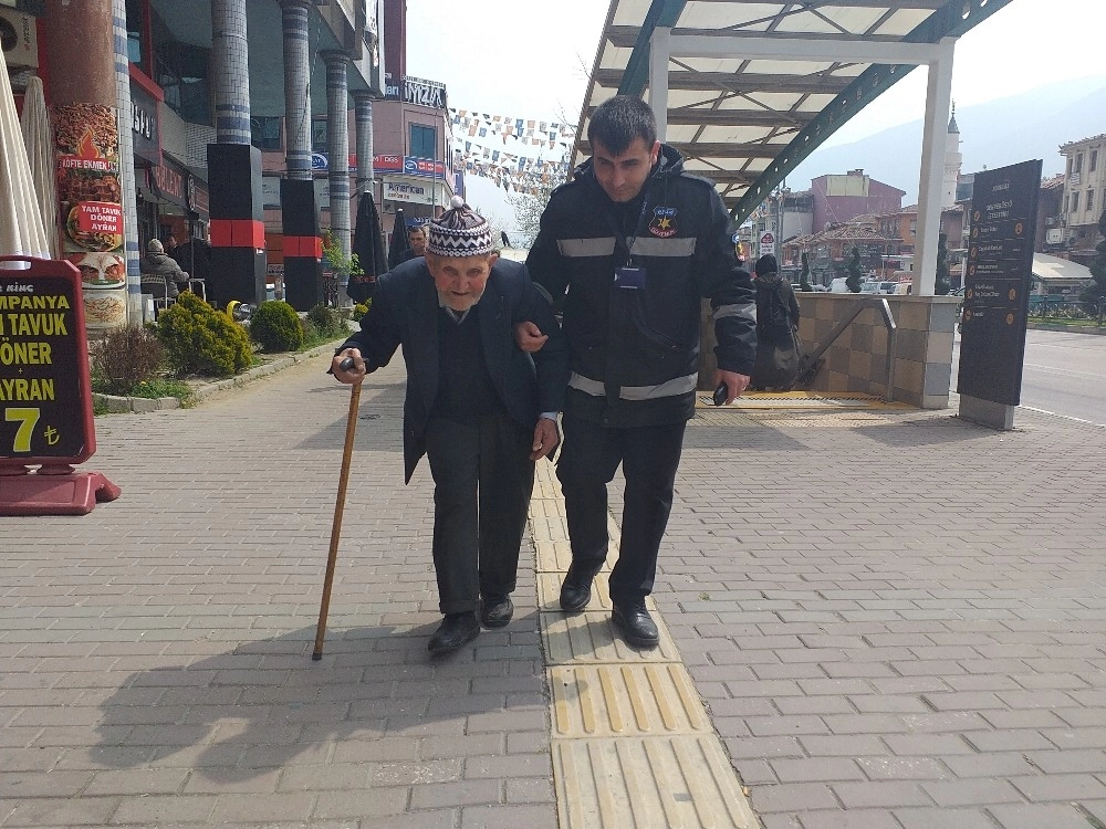 (Özel) Güvenlik Görevlisi Yaptığı Örnek Hareketle Alkış Aldı