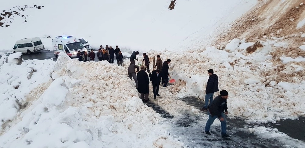 Hasta Taşıyan Ambulansın Önüne Çığ Düştü