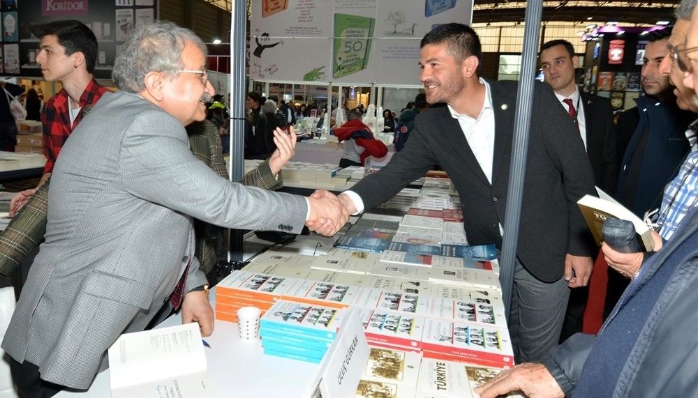 Başkan Gürbüz, İzmir Kitap Fuarına Katıldı