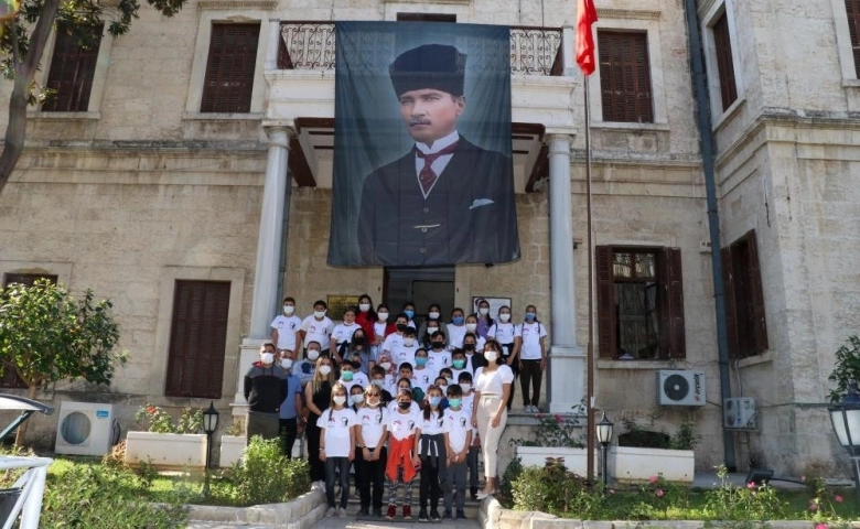 Minikbüs projesiyle Mersin'deki öğrenciler kent turu yapıyor