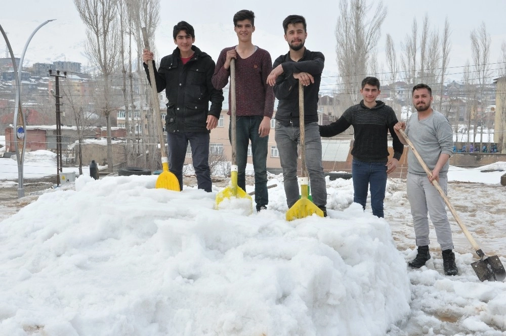 Nisan Ayında Vatandaşların Kar Mesaisi