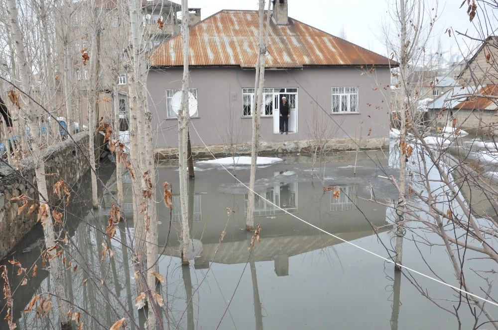 Yüksekovada Ev Ve Bahçeler Su Altında Kaldı