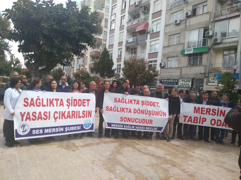 Mersin’de sağlıkta şiddete tepki gösterildi