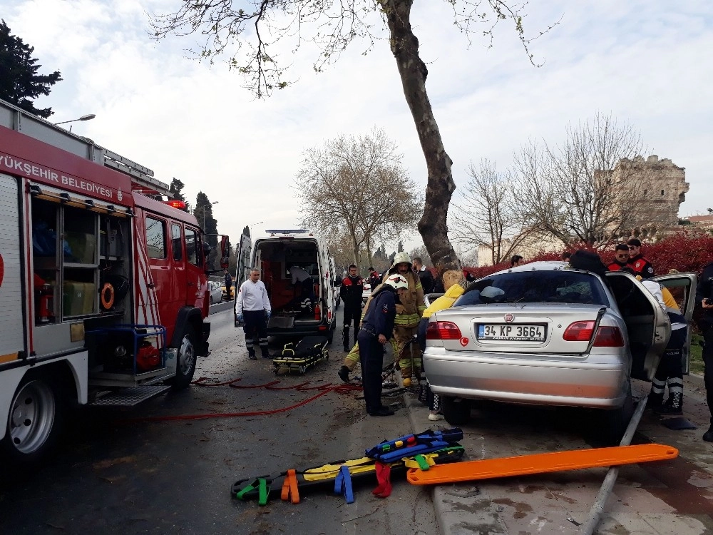 Fatihte Sıkışmalı Kaza: 2Si Ağır 5 Yaralı