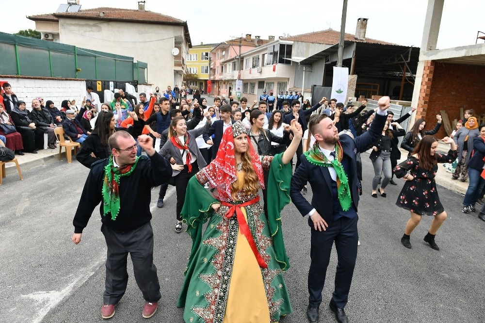 Fetih Şenliklerinde Köy Düğünü Coşkusu