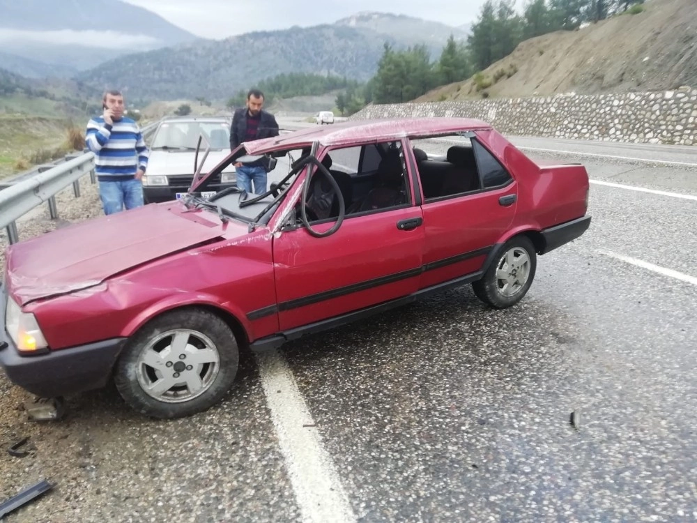 Otomobil Kayganlaşan Yolda Bariyere Çarparak Durabildi