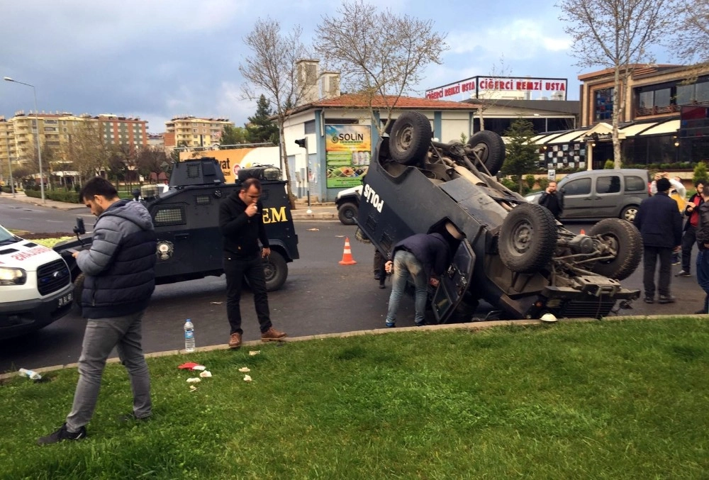 Diyarbakırda İki Zırhlı Araç Çarpıştı: 1 Polis Yaralı