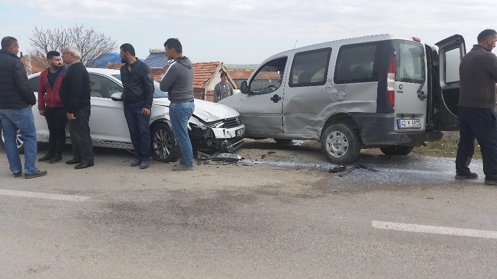 Otomobille Hafif Ticari Araç Çarpıştı: 3 Yaralı