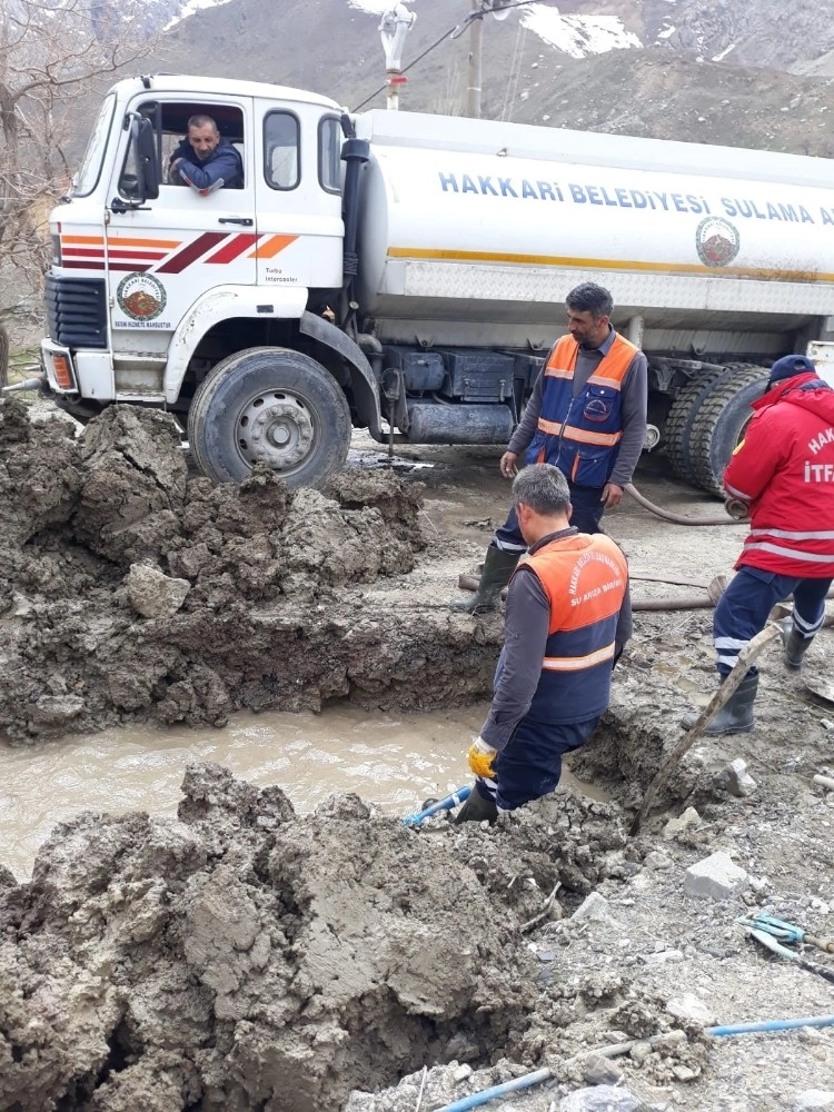 Hakkaride Su Şebekeleri Arıza Çalışmaları Sürüyor