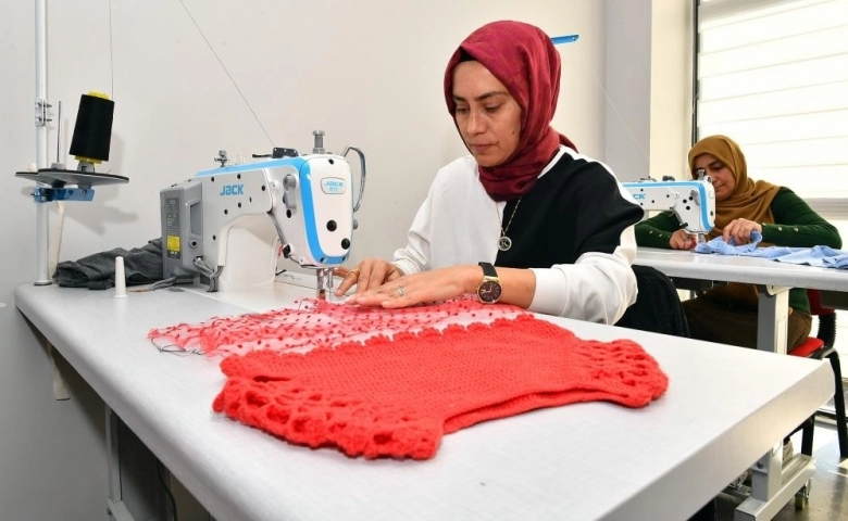Mersinli Kadınlar dikiş kursunda mutluluk üretiyor