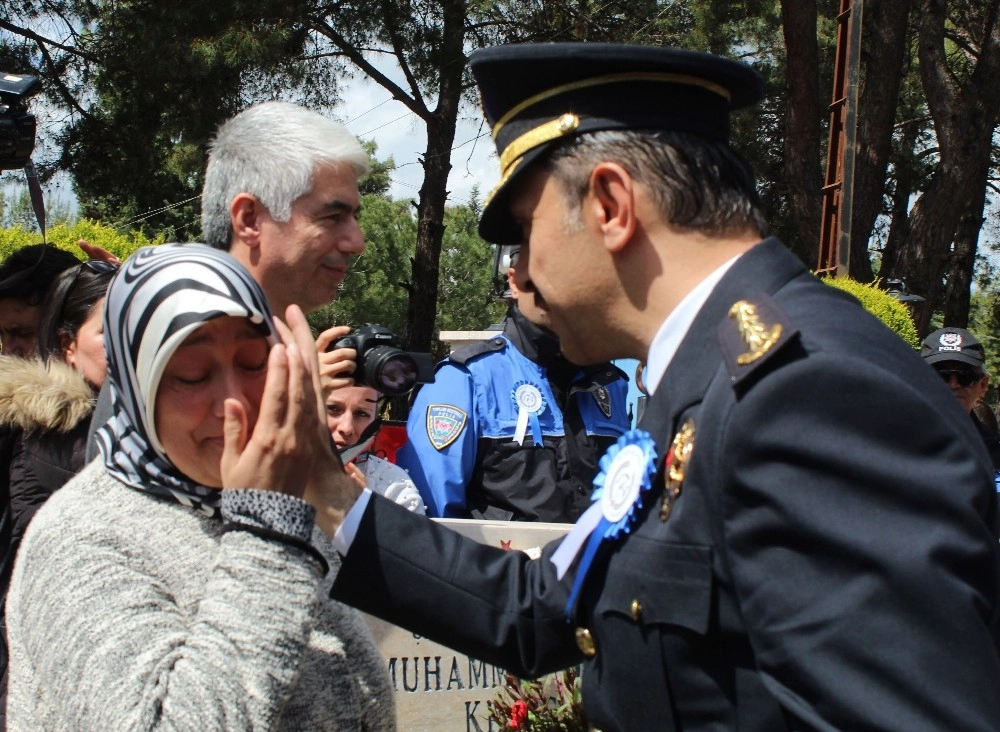 Şehitlikte Duygusal Anlar