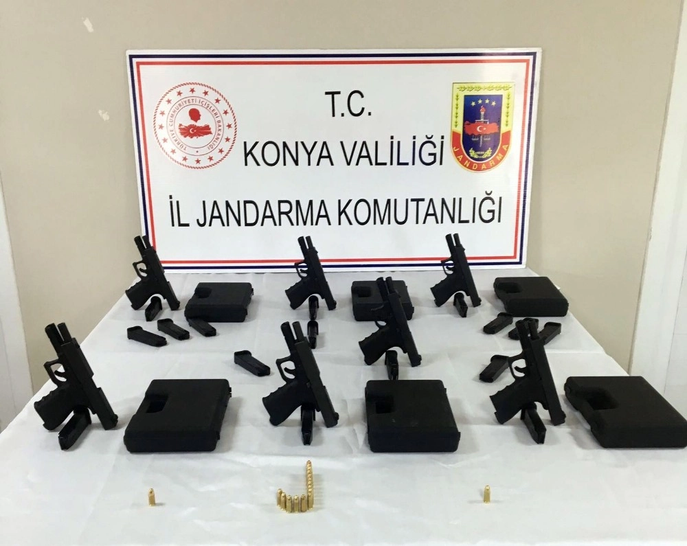 Konyada 7 Adet Glock Marka Silah Kaçak Yolla Satılırken Ele Geçirildi