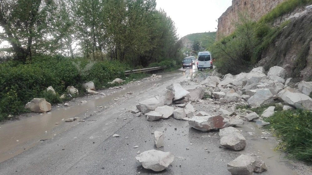 Yağış Nedeniyle Dağdaki Kayalar Yola Düştü