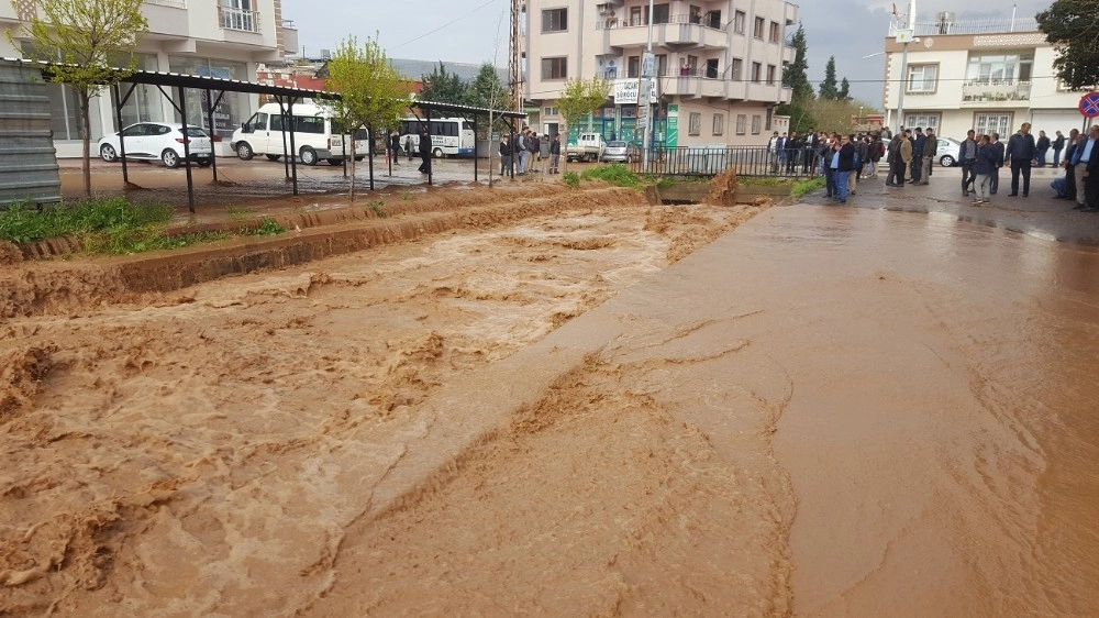 Yavuzeli'nde Çay Taştı, Yollar Göle Döndü