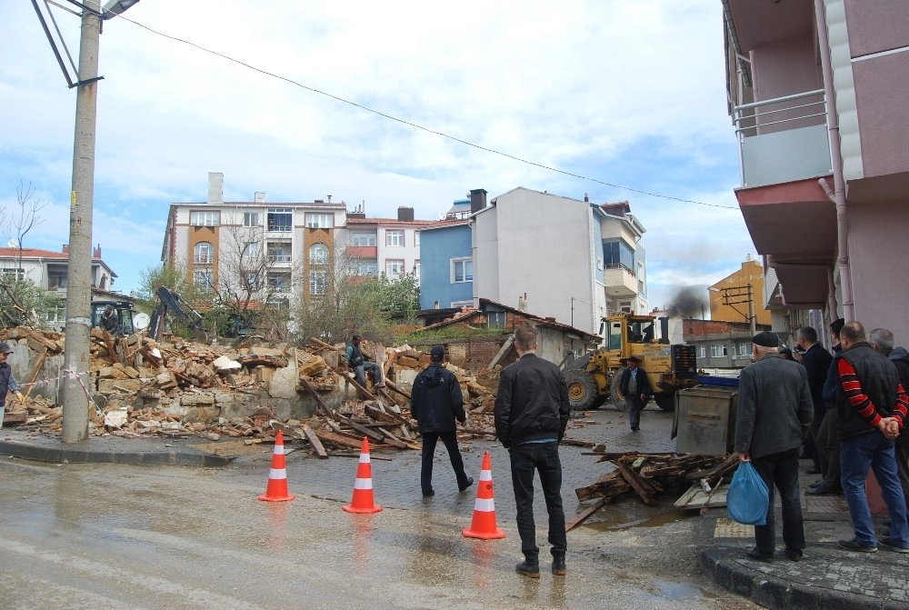 Tehlike Saçan Metruk Ev Yıkıldı