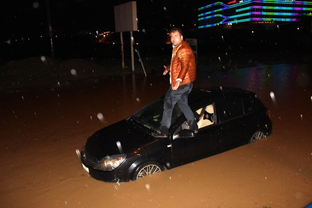 Adıyamanda Dolu Ve Yağmur Hayatı Felç Etti