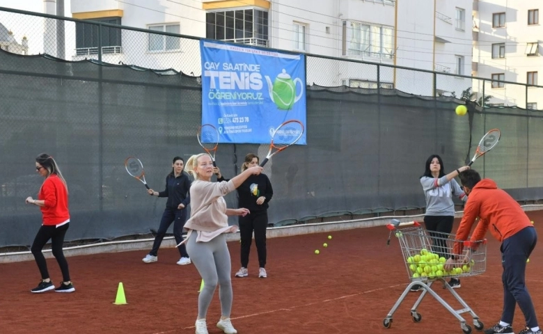 Mersin Yenişehirli kadınlar çay saatinde tenis öğreniyor