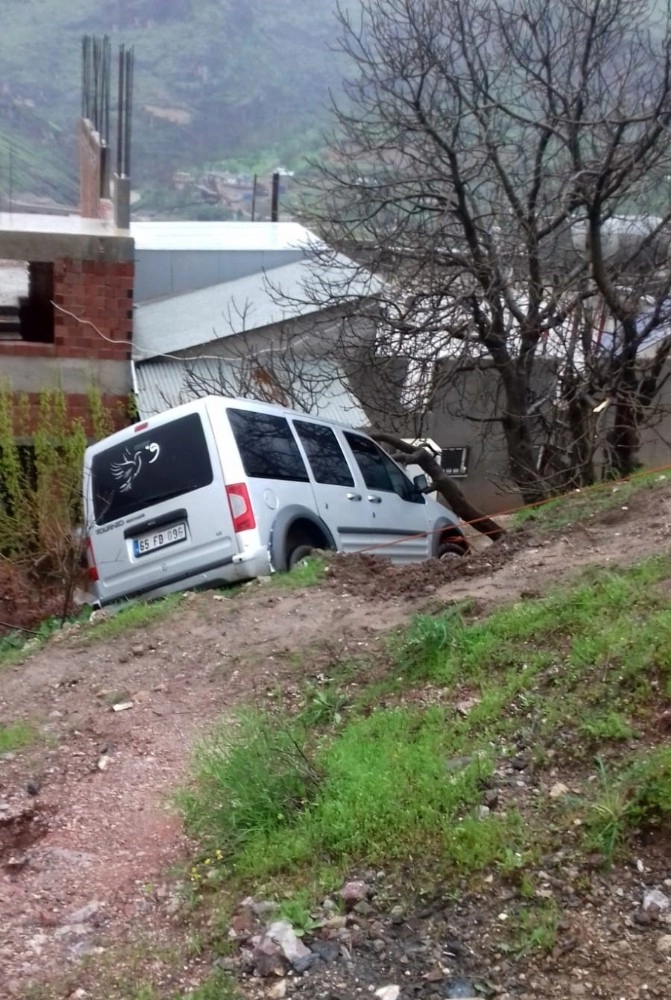 Diyarbakırda Trafik Kazası: Anne Ve Bebeği Yaralandı