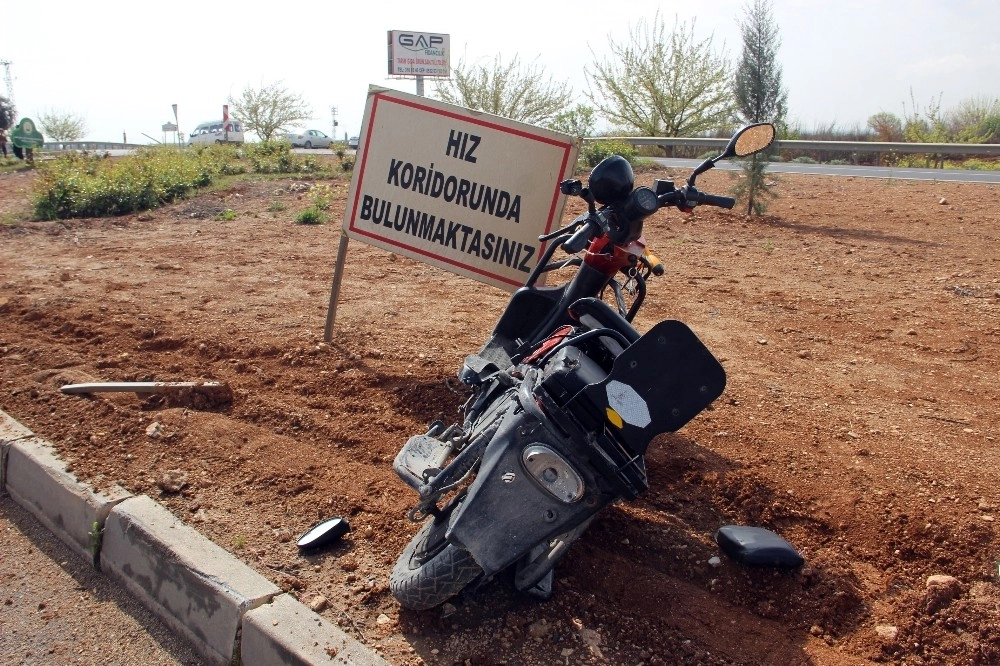 Otomobille Çarpışan Elektrikli Bisikletteki 2 Kişi Ağır Yaralandı