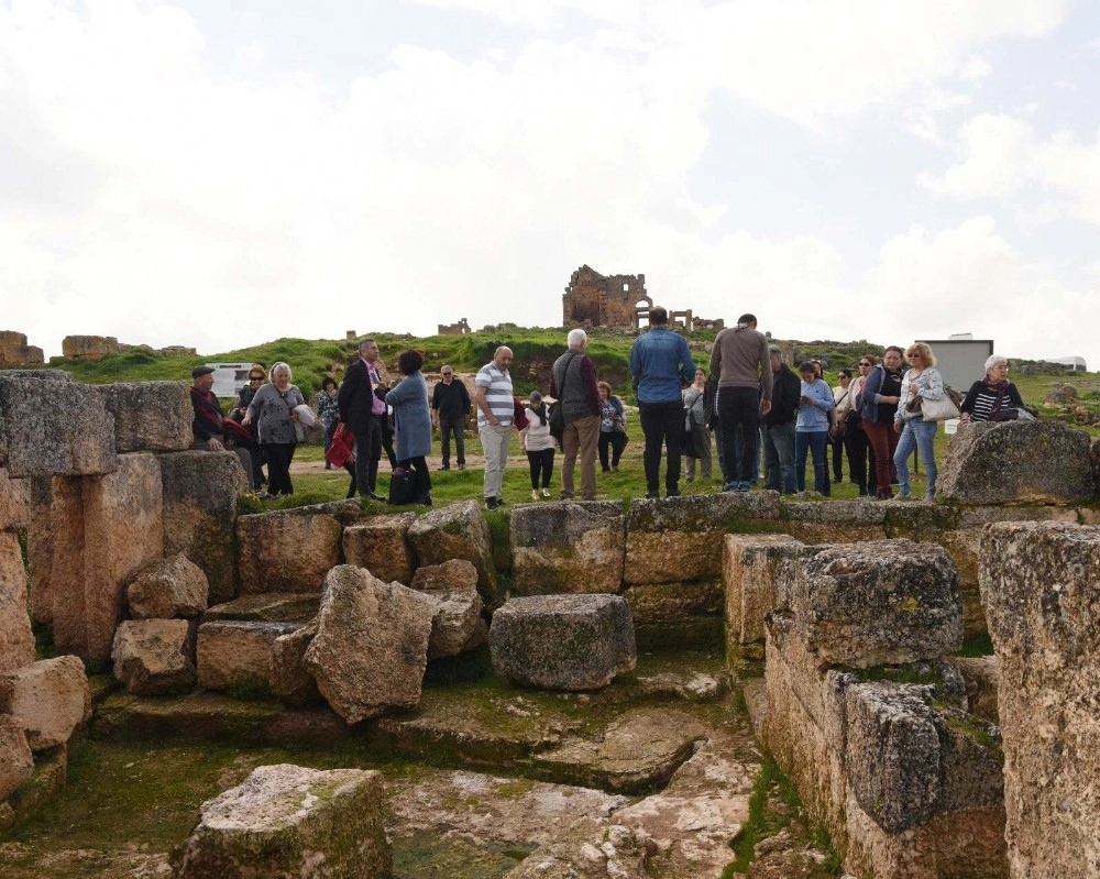 Zerzevan Kalesine Turist Akını