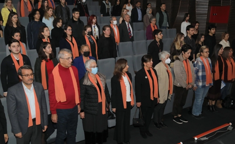 Mezitli'de Kadına yönelik şiddeti şarkılı, tiyatrolu tepki