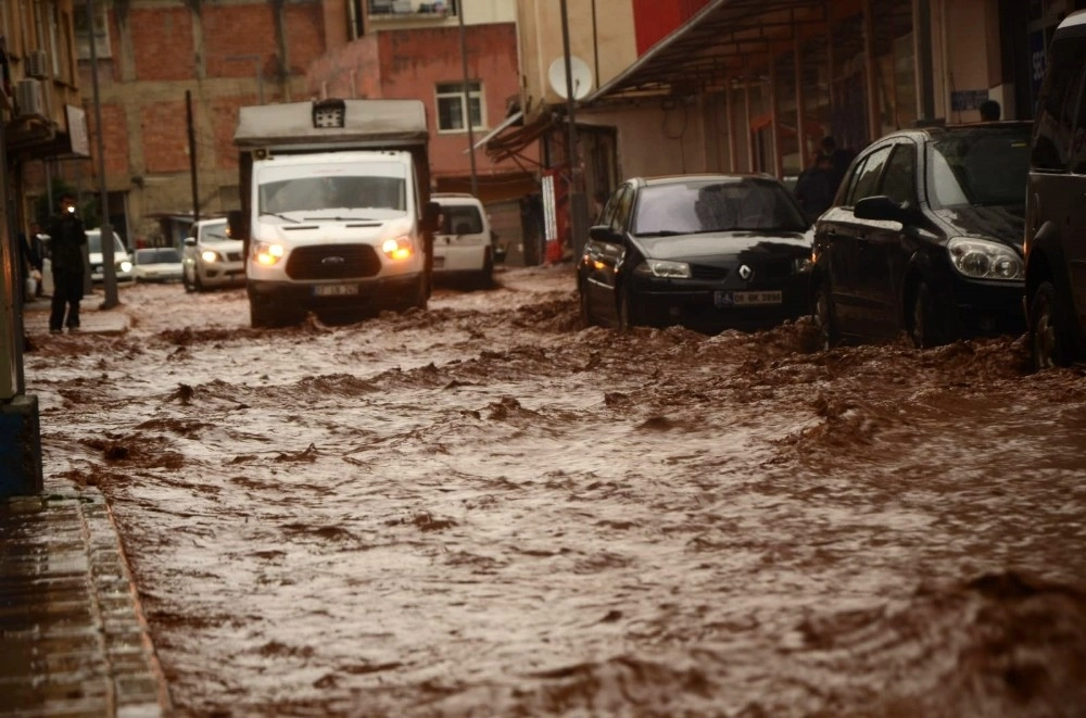 Sağanak Yağış Silvanı Vurdu, Vatandaşlar İş Yerlerinde Mahsur Kaldı