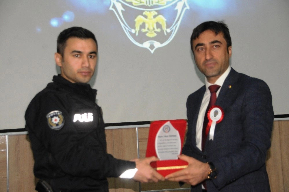 Tso Başkanı Sefinçten Nehre Atlayan Kadını Kurtaran Polise Plaket