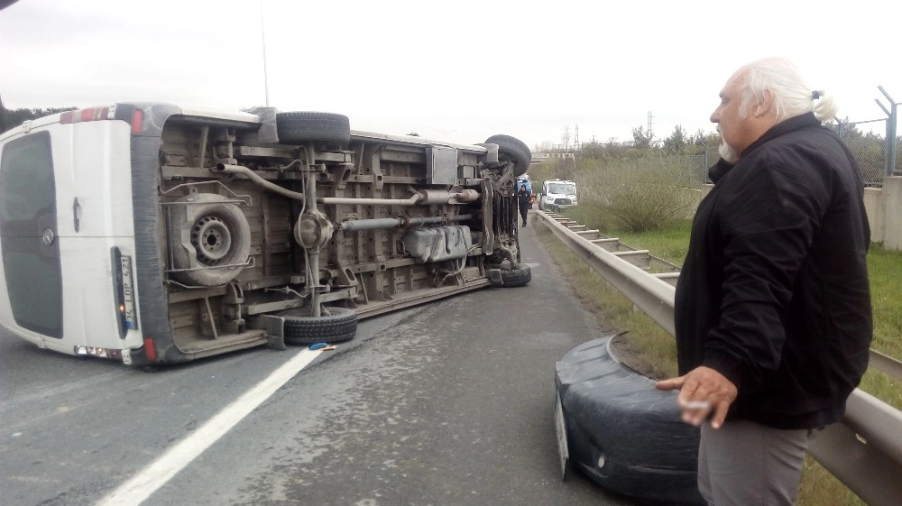 Hasdal Yolu Üzerinde Bariyerlere Çarpan Servis Aracı Devrildi