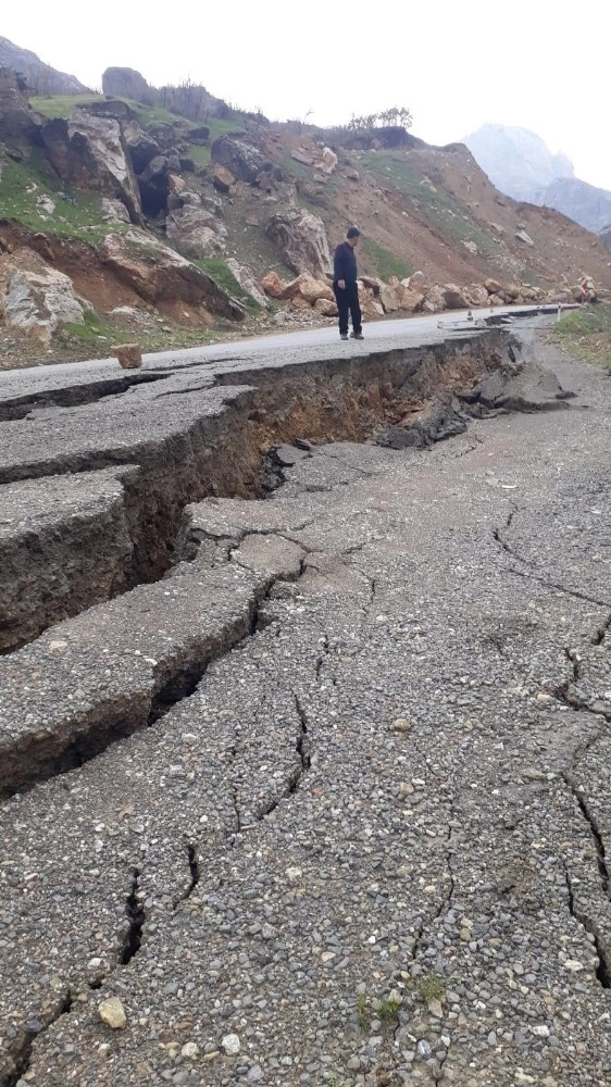 Hakkaride Heyelan Sonucu Yol Çöktü