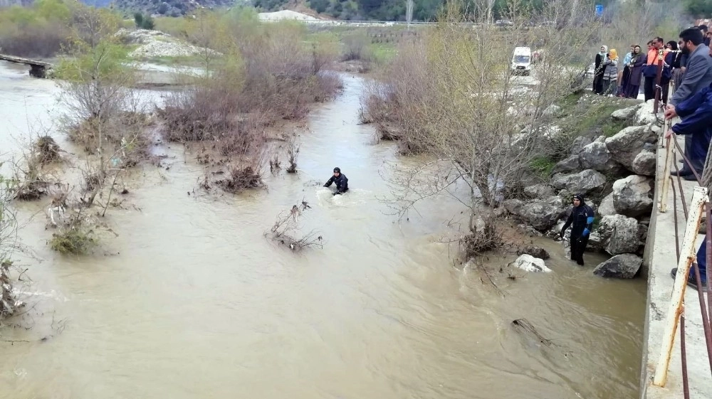 Köprüden Düşen Otomobil Ve Sürücüsü Aranıyor