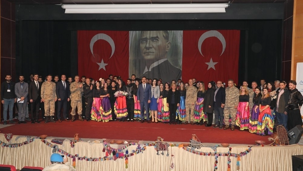 Reng-İ Hakkari, Polisler İçin Sahne Aldı