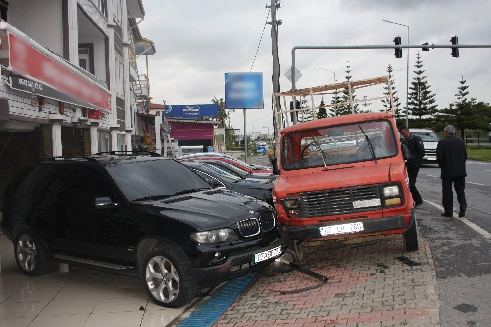 Zincirleme Kazada Olan Oto Galerideki Lüks Araçlara Oldu