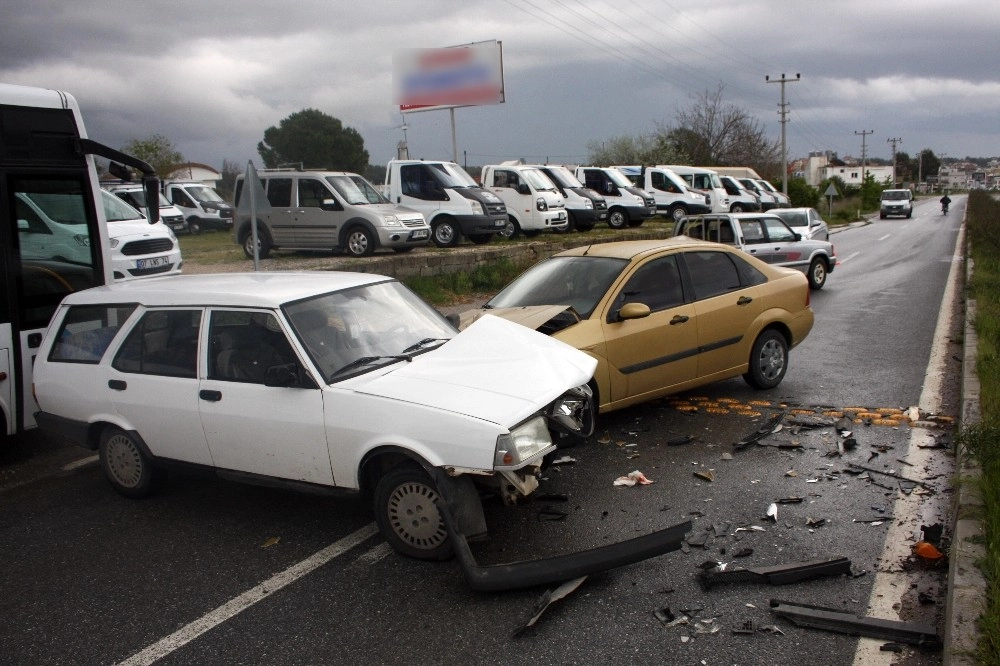 Antalyada Trafik Kazası: 2 Yaralı