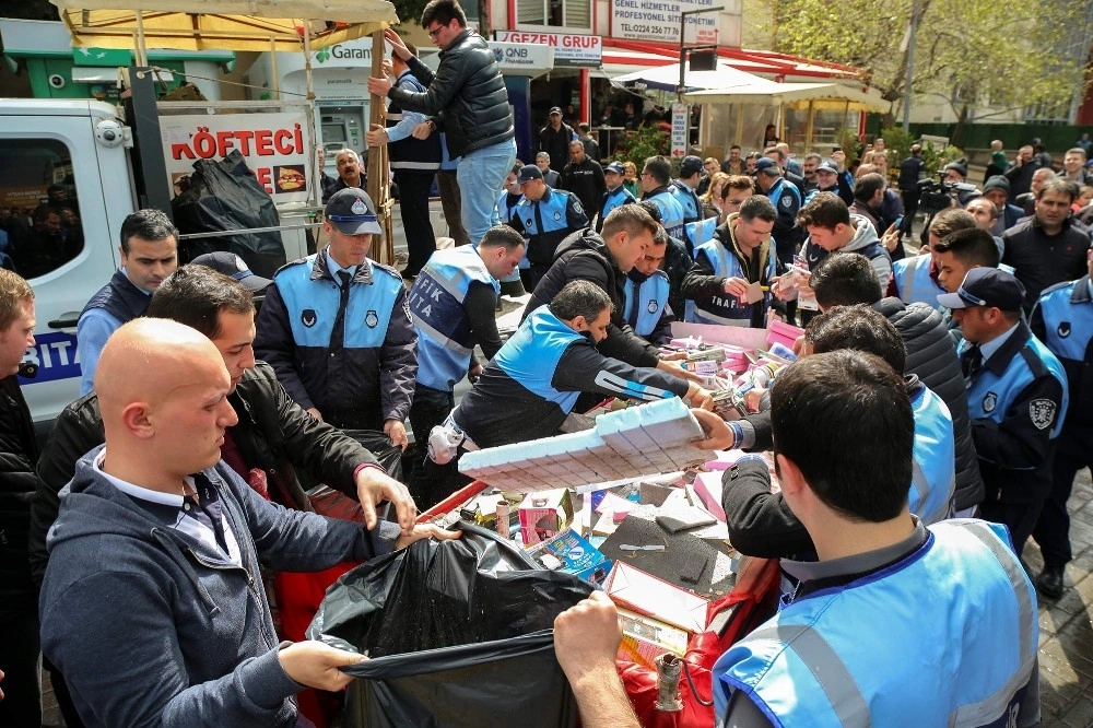 Bursada Zabıtadan Seyyar Satıcılara Operasyon