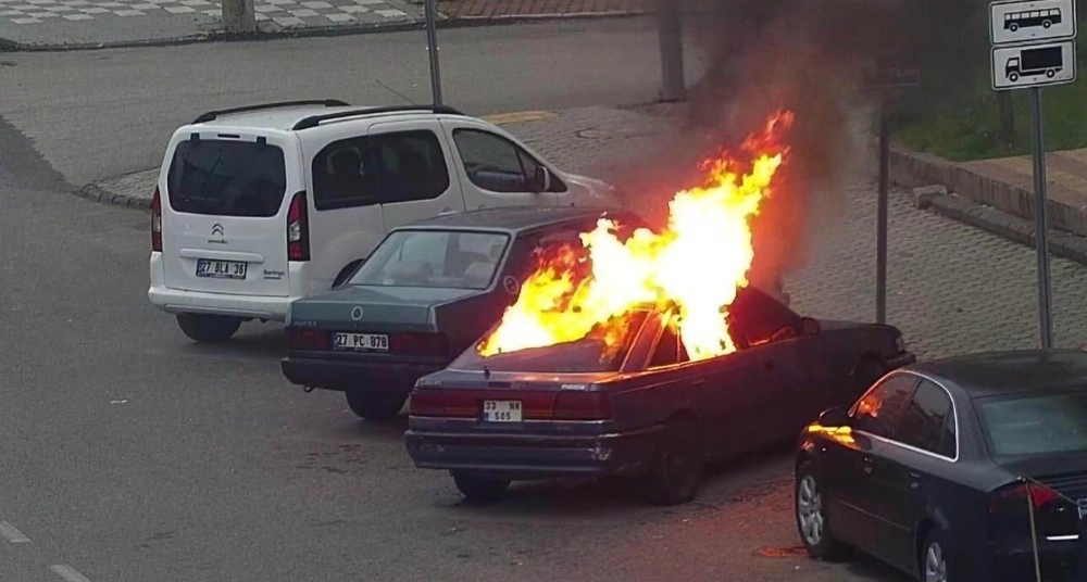 Hasar Verilen Otomobilden Alevler Yükseldi